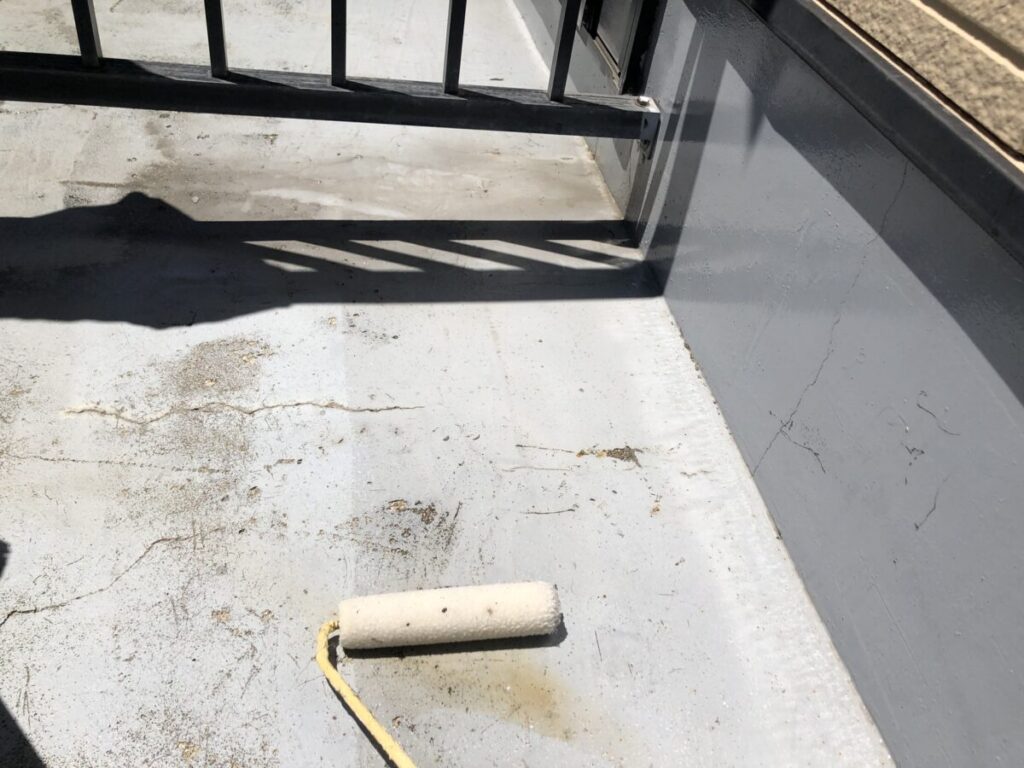 八王子市　4世帯アパート外壁屋根塗装工事　共用部床　プライマー